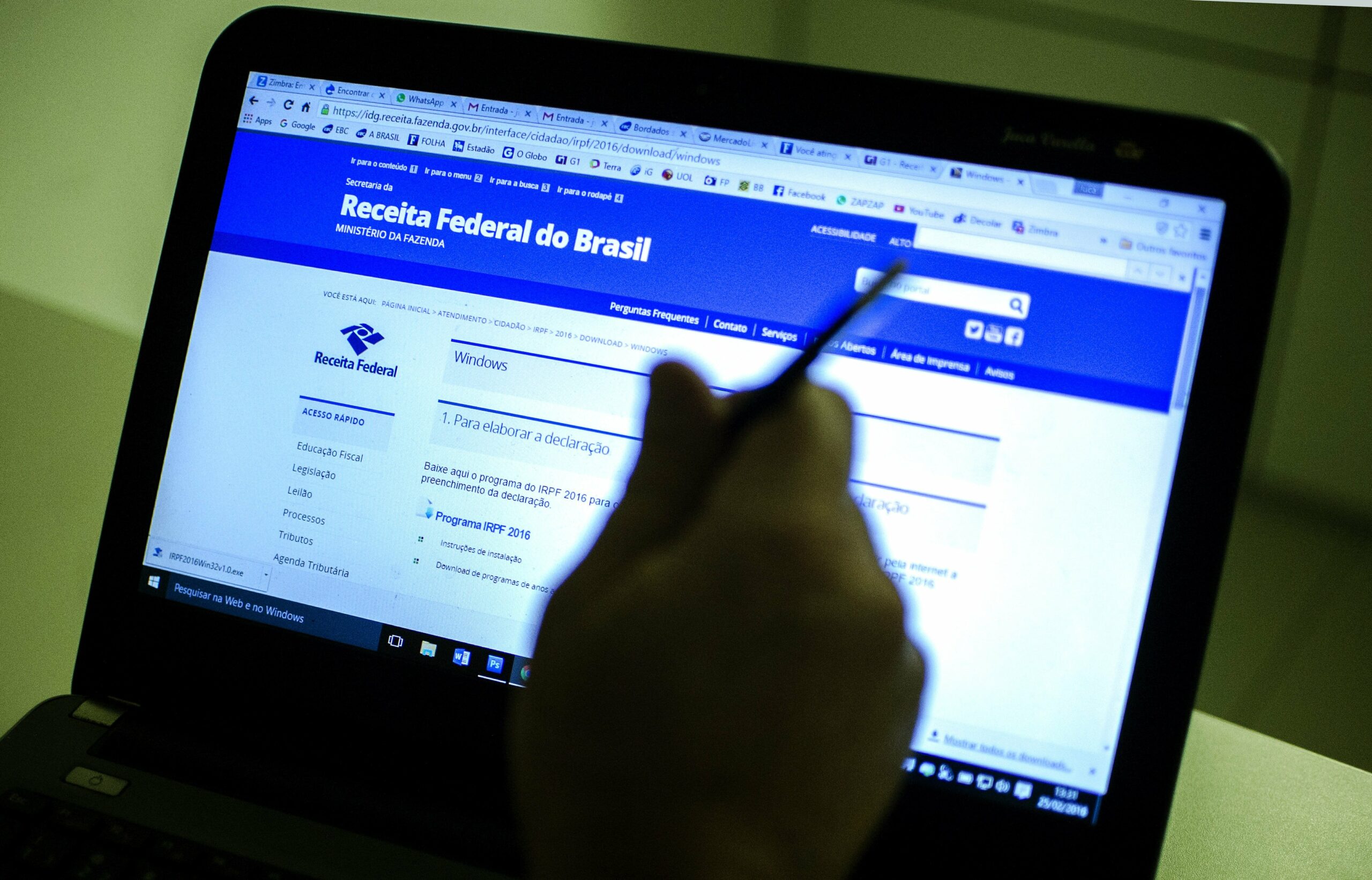 Foto mostra site da Receita Federal aberto em página sobre Dirf.