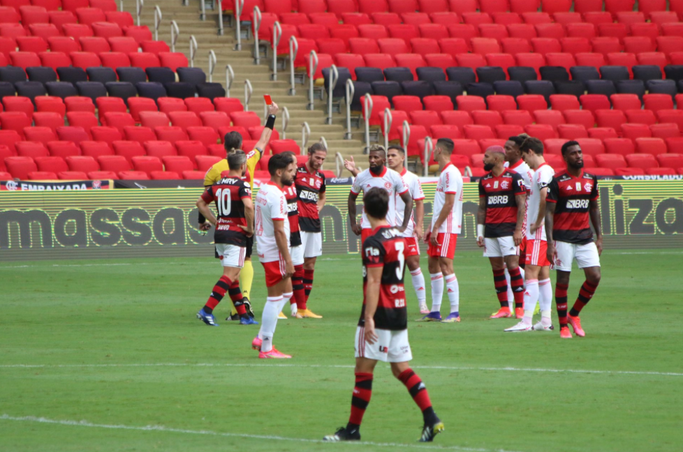 Rodinei jogou contra o Flamengo após torcedor do Inter pagar a multa mas levou cartão vermelho