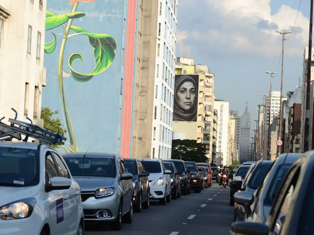 Trânsito no elevado Presidente João Goulart, conhecido como Minhocão, região central de São Paulo.