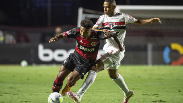 São Paulo x Flamengo (25/2): como assistir e escalações do Brasileirão