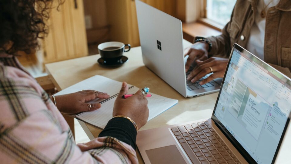 Pessoas trabalhando com notebook.