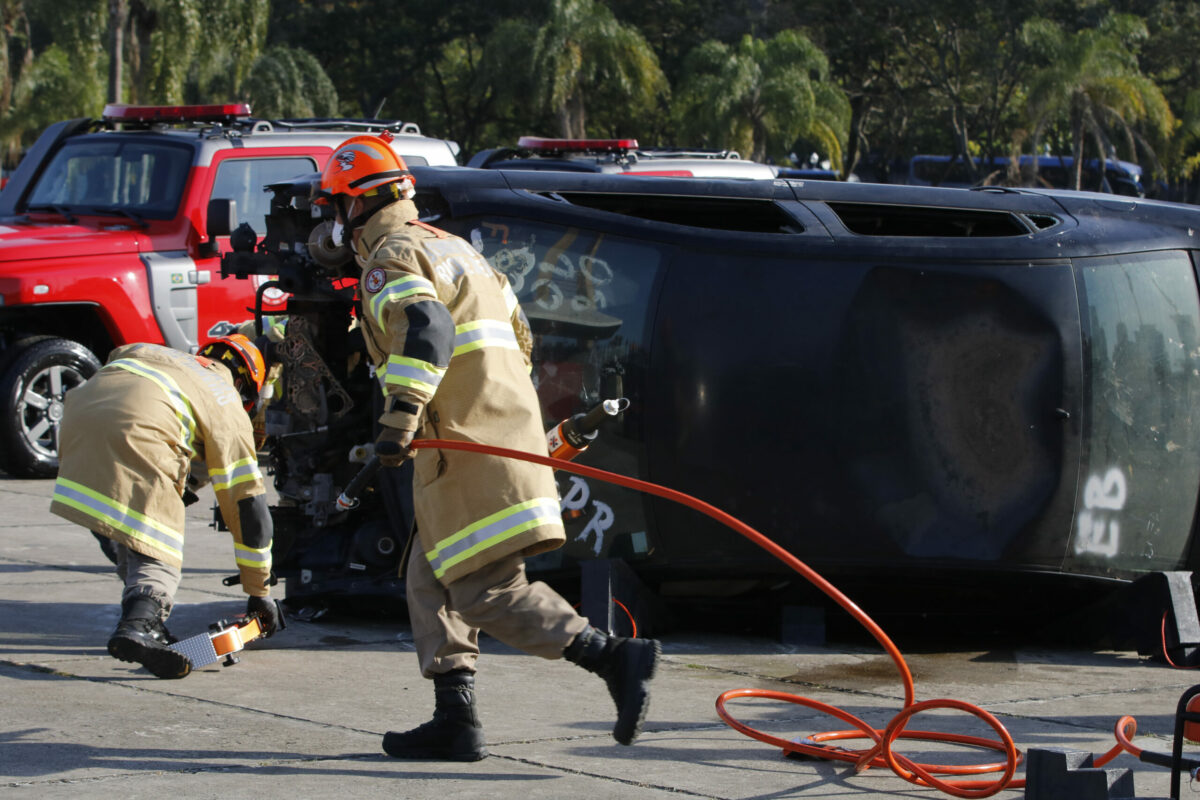 Simulação de resgate de vítima em acidente de trânsito