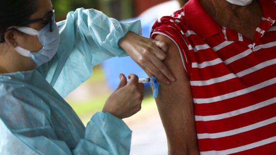 Vacinação em SP para idosos de 77 a 79 é antecipada para 3 de março