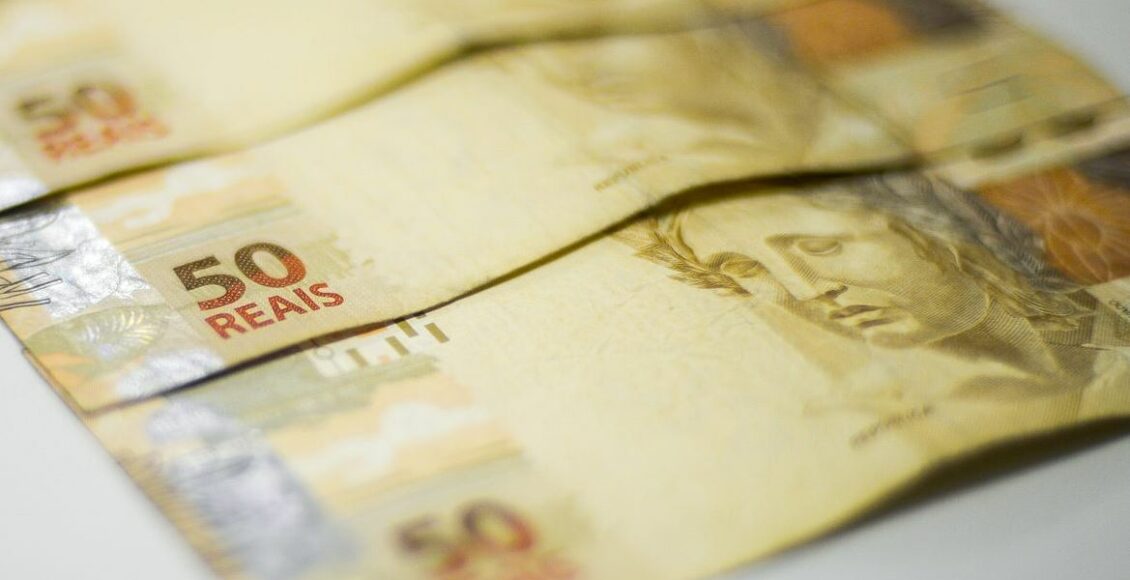 Foto mostra notas de 50 reais.