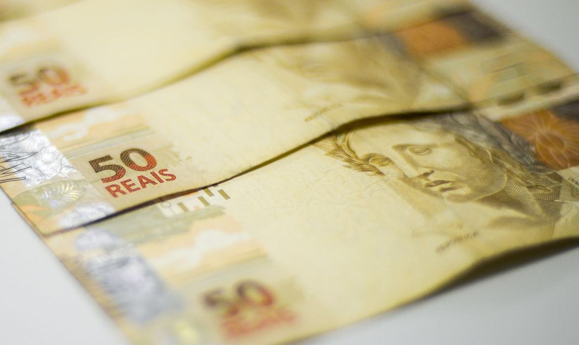 Foto mostra notas de 50 reais.