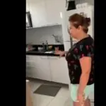 Dona Fátima na cozinha