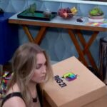 Carla com pacote com roupa no BBB21