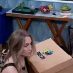 Carla com pacote com roupa no BBB21