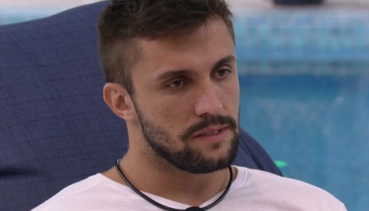 Arthur conversa sobre Carla Diaz