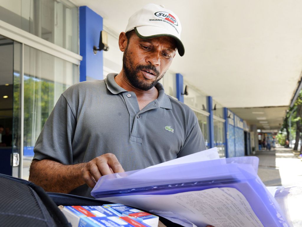 Segurado em frente agência do INSS