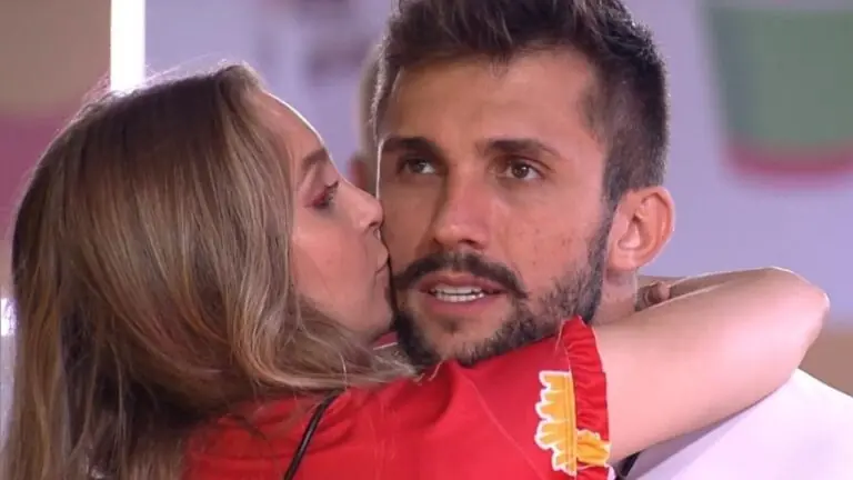 BBB21: Arthur abre o jogo e responde se está apaixonado por Carla
