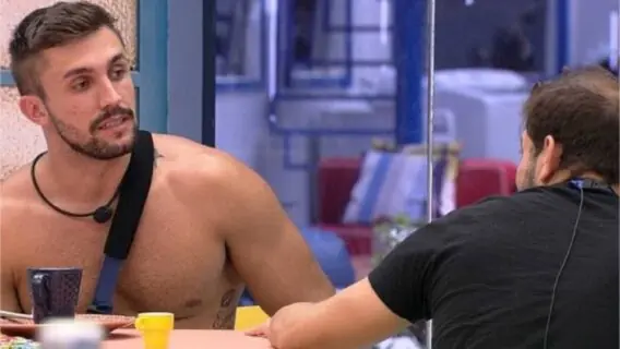 BBB21: Arthur se irrita e xinga Caio após piada; veja o vídeo