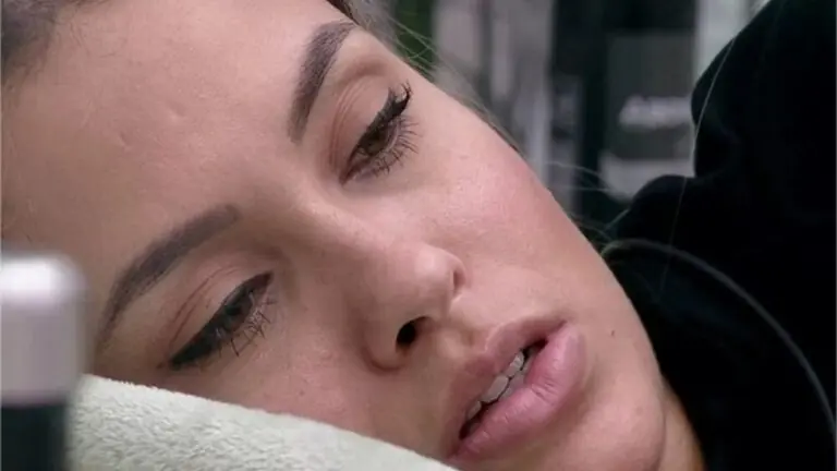 BBB21: Sarah chora e diz que quer sair do programa