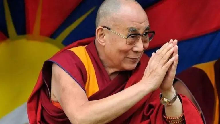 Dalai Lama é vacinado contra COVID-19 com dose de Oxford
