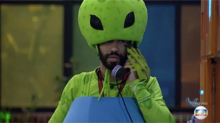 BBB21: Gilberto atende Big Fone e dá pulseira branca para Sarah