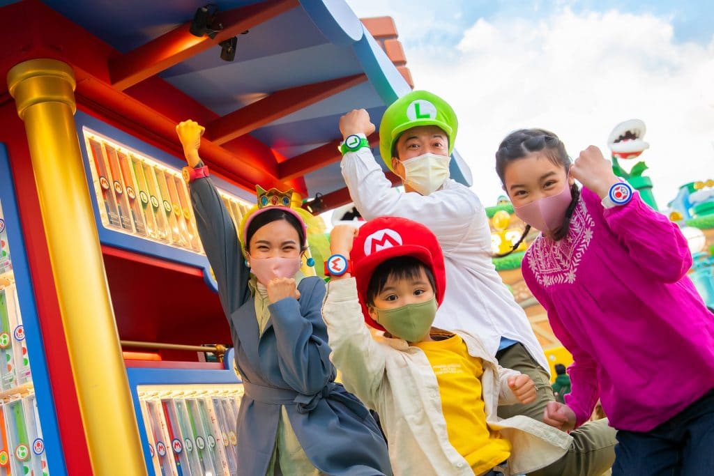 Crianças no novo parque de 'Super Mario', da Nintendo