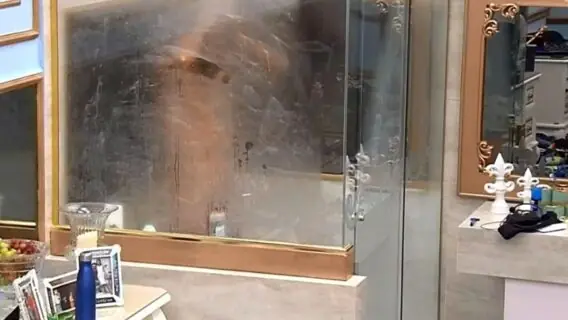 BBB21: Rodolffo toma banho pelado no quarto do líder