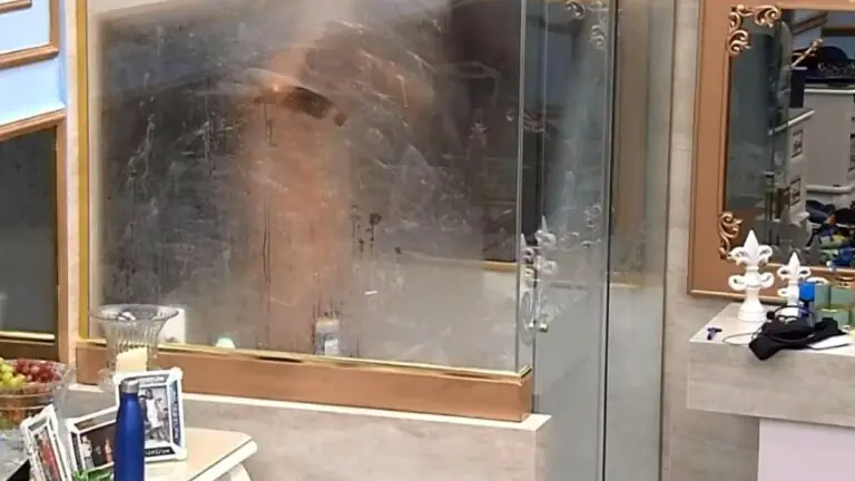 BBB21: Rodolffo toma banho pelado no quarto do líder