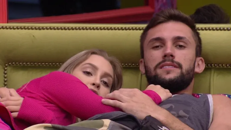 BBB21: Carla e Arthur movimentam edredom na madrugada
