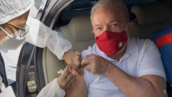 Lula recebe 1ª dose da vacina e chama Bolsonaro de ignorante