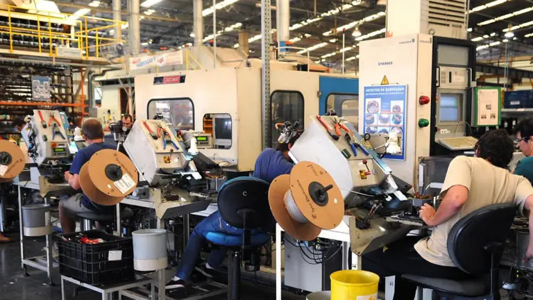 Índice de confiança da indústria recua 3,7 pontos em março