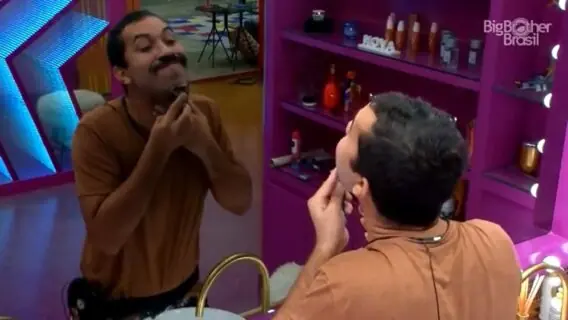 VÍDEO BBB21: após surtar com saída de Sarah, Gil muda visual
