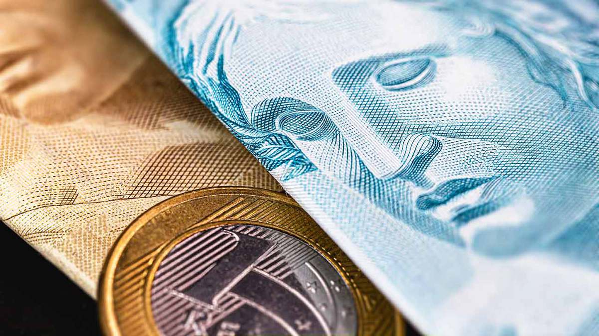 Imagem mostra nota de real e moeda de 1 centavo - aumento da taxa Selic