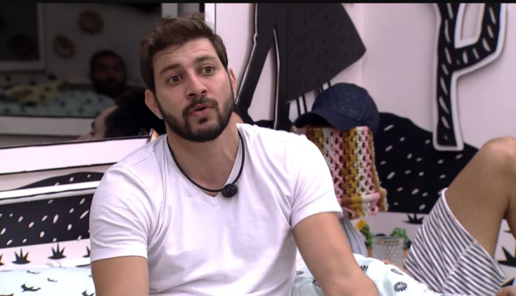 BBB21: Caio arrumas as malas e pede para sair do programa