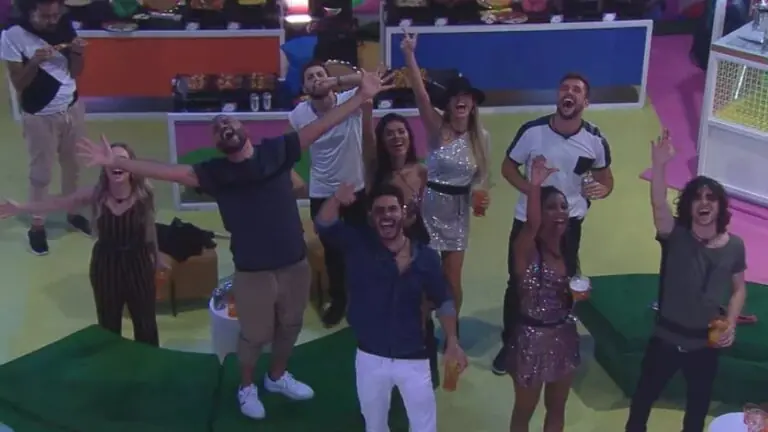 BBB21: beijo quádruplo e crise de ciúmes; veja o resumo da festa