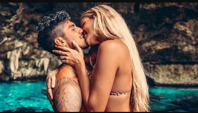 Gabriel Medina e Yasmin Brunet se beijando