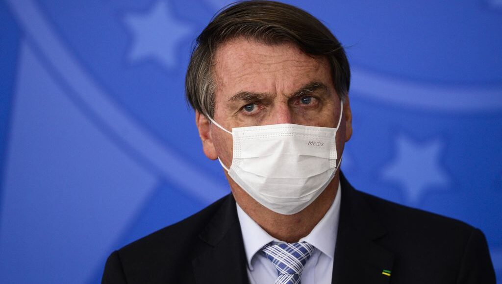 Imagem mostra Jair Bolsonaro usando máscara
