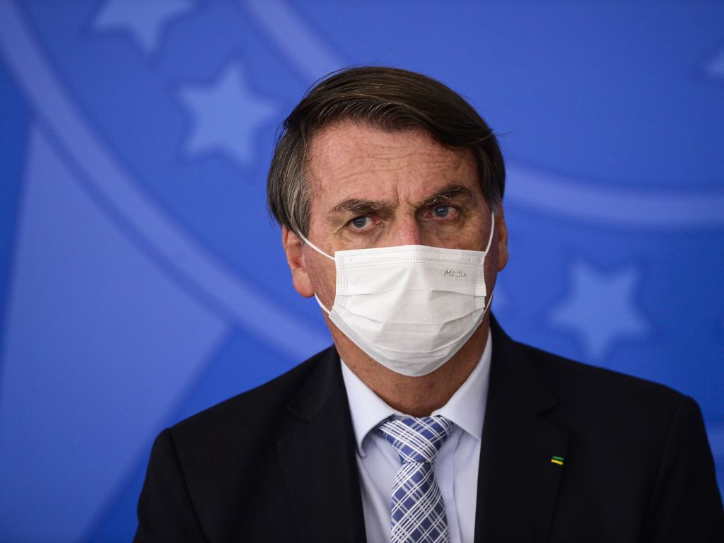 Imagem mostra Jair Bolsonaro usando máscara