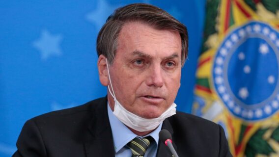 Bolsonaro volta atrás e diz que pode tomar a vacina