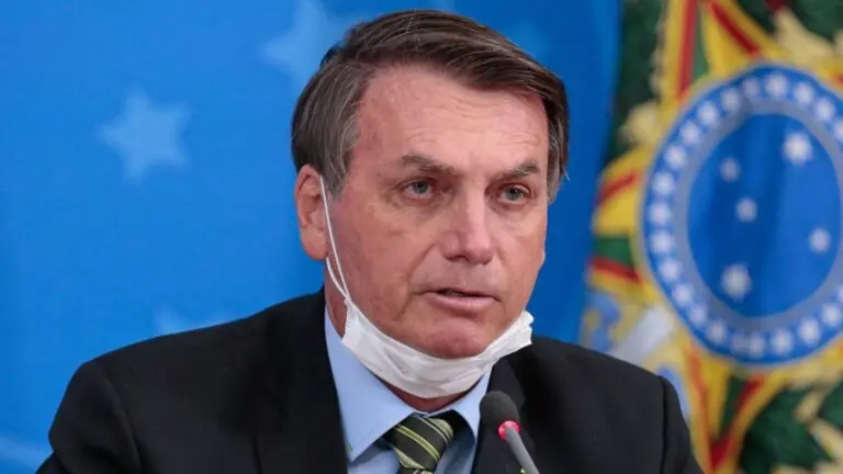 Bolsonaro volta atrás e diz que pode tomar a vacina