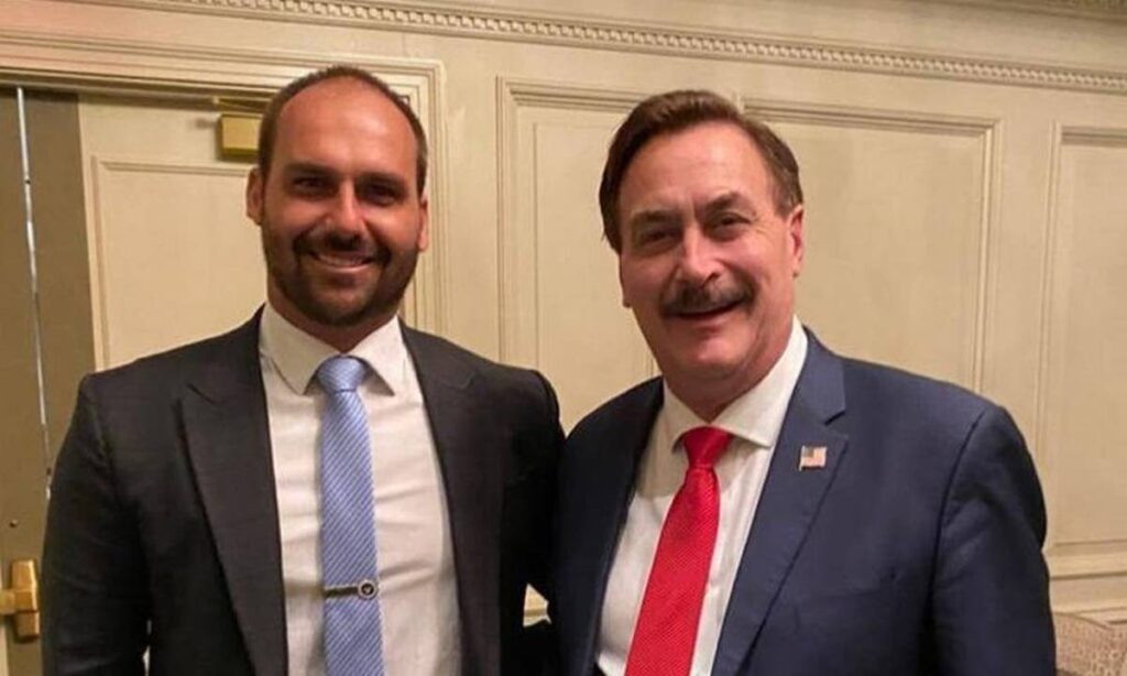 Imagem mostra eduardo bolsonaro e empresário mike lindell, nos eua