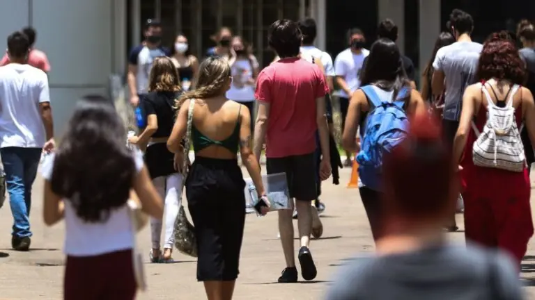 Saiba emitir a carteira do ID Jovem para viajar de graça e ter meia-entrada