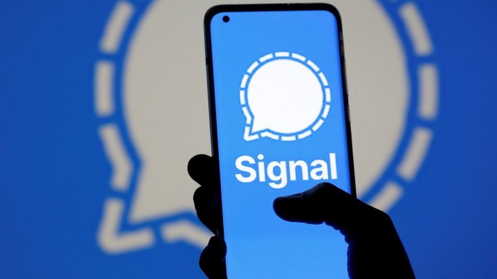 Imagem mostra celular com tela no aplicativo signal, recomendado pelo exército brasileiro que deixa de usar o whatsapp