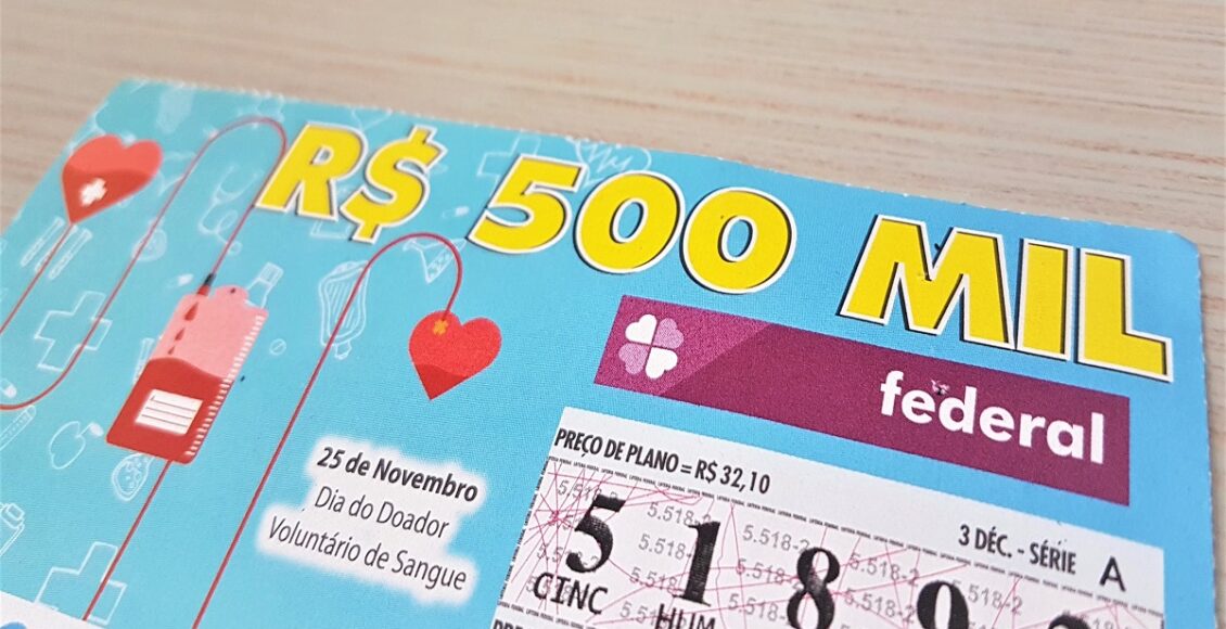 A imagem mostra um bilhete da loteria Federal 5551