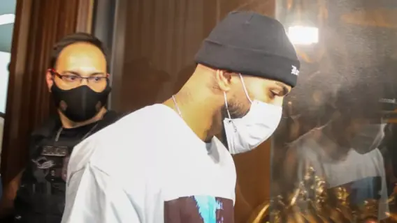 Gabigol e MC Gui são detidos em cassino clandestino; veja vídeo