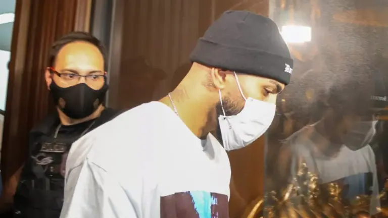 Gabigol e MC Gui são detidos em cassino clandestino; veja vídeo