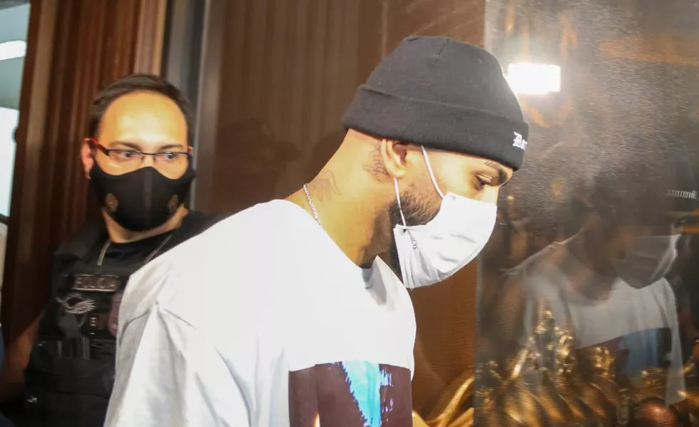 Gabigol e MC Gui são flagrados em cassino clandestino em São Paulo