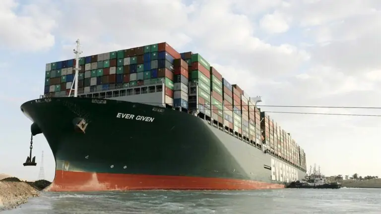 Canal de Suez: como conseguiram desencalhar o navio após 6 dias