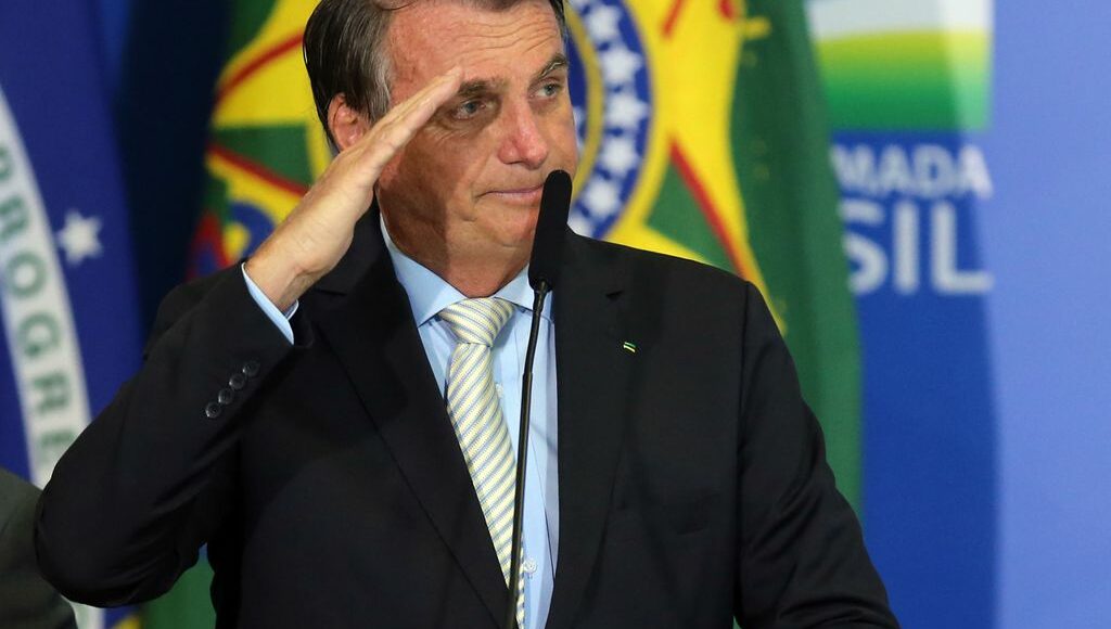 Apoiadores do presidente defendem estado de sítio e OAB intima Bolsonaro