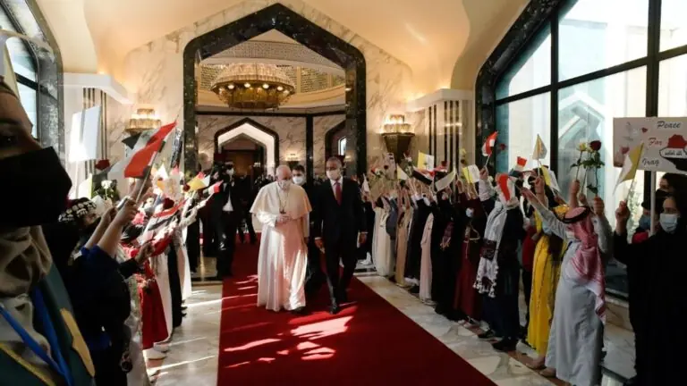 Papa Francisco se torna o 1° chefe católico a visitar o Iraque