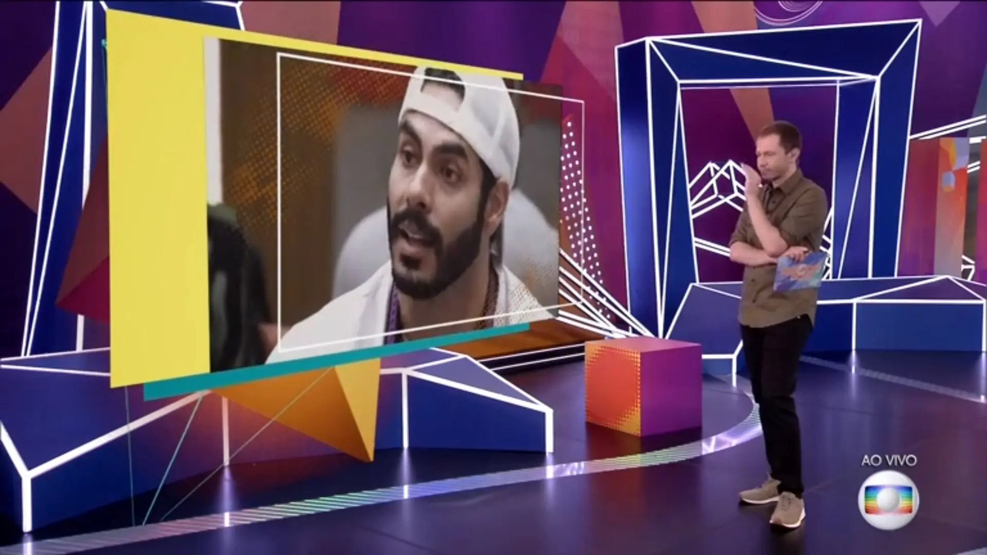 Jogo da Discórdia BBB21 Tiago Leifert assistindo o jogo da discórdia BBB21