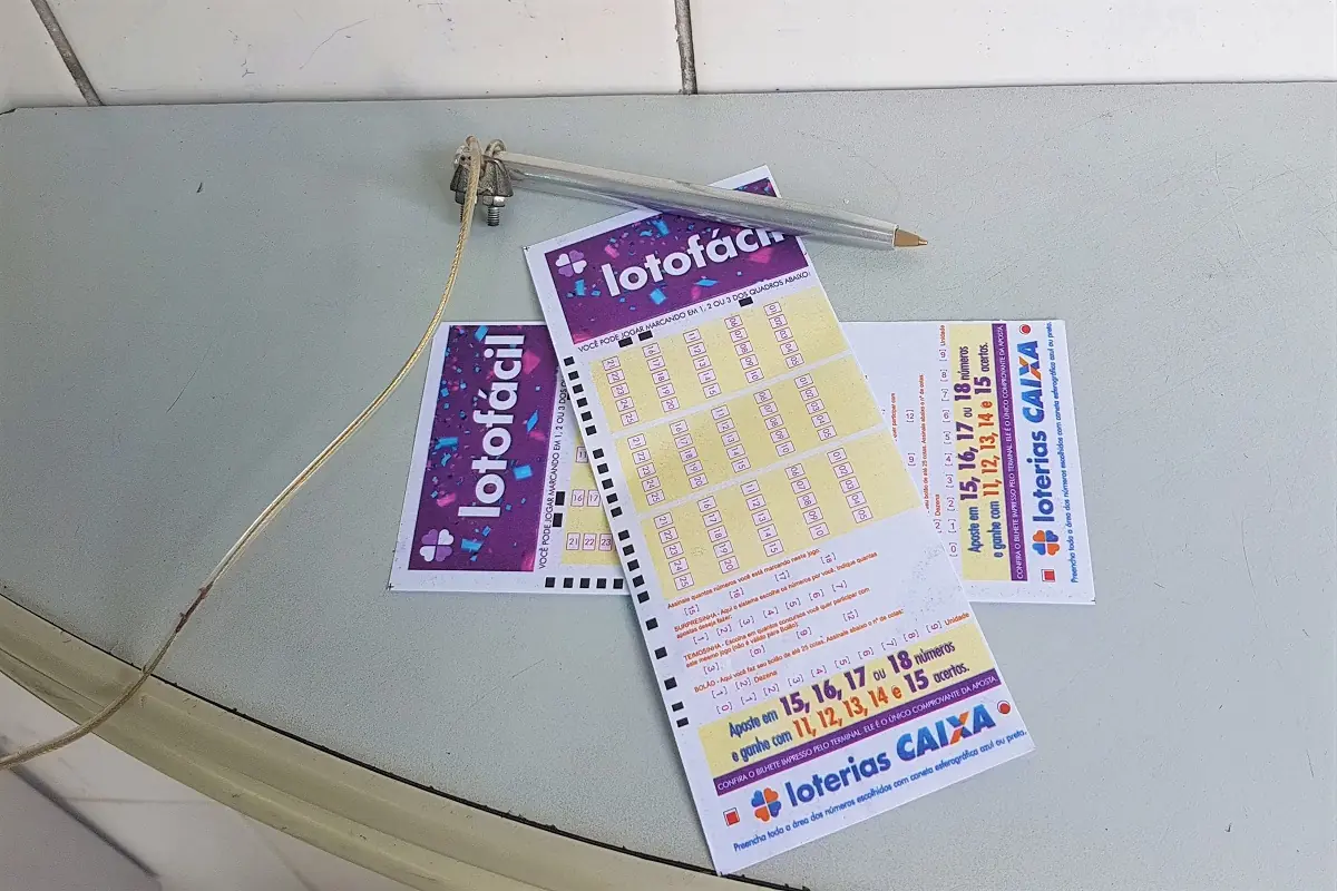A imagem mostra volantes da Lotofácil