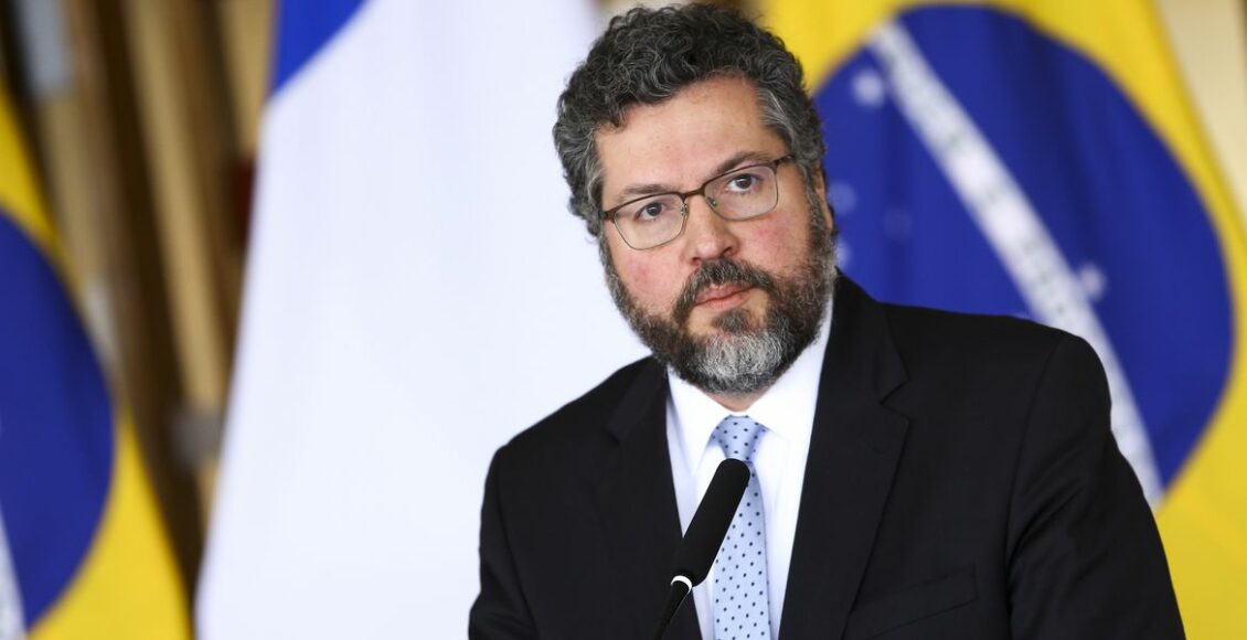 Ernesto Araújo pede demissão