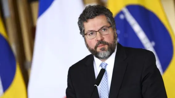 Ministro Ernesto Araújo pede demissão do cargo