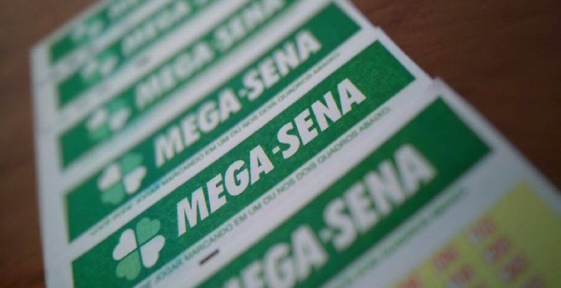 A imagem mostra volantes do próximo sorteio da Mega-Sena