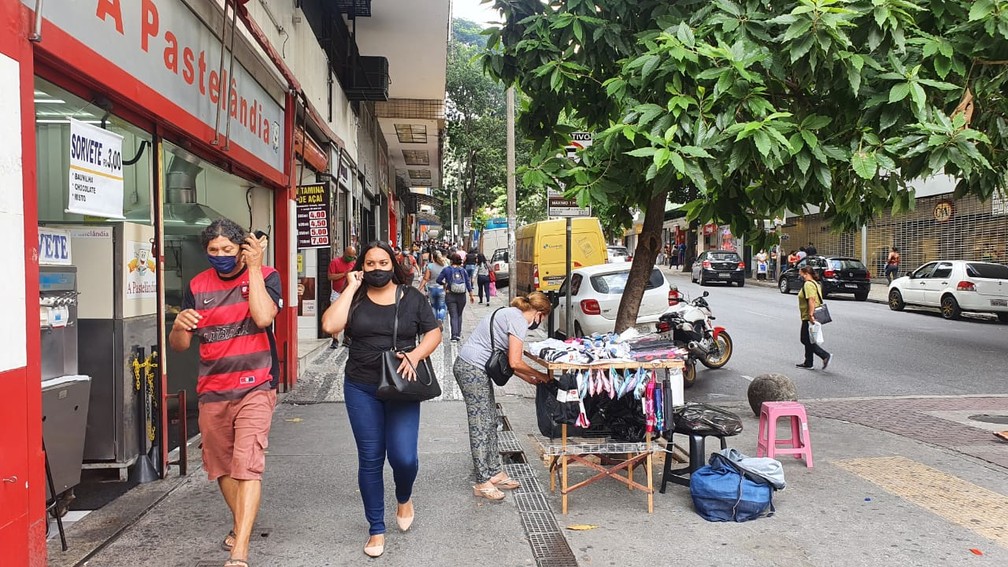 Imagem mostra rua de Belo Horizonte, em Minas, movimentada em meio a pandemia da Covid-19
